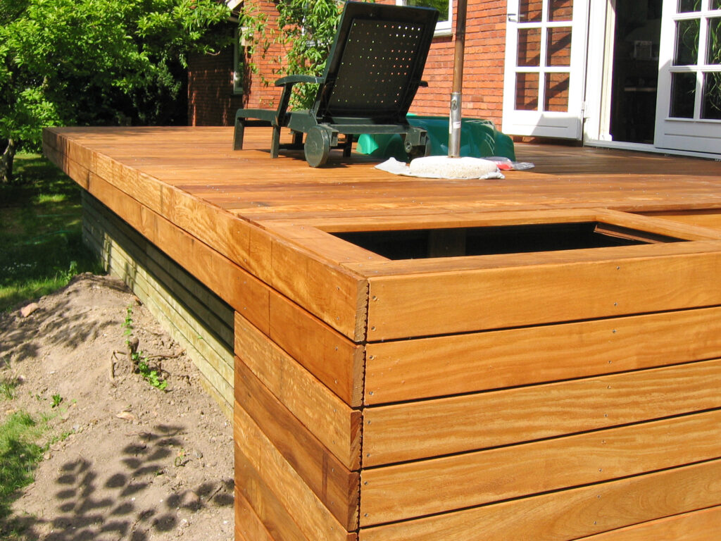 Træterrasse i cumarutræ med integreret blomsterkumme - Munkely, 2870 Dyssegård