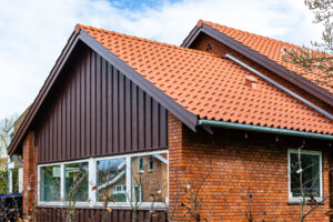 Nyt tegltag på murermestervilla - Munkely, 2870 Dyssegård