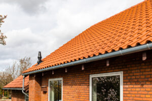 Nyt tegltag på murermestervilla - Munkely, 2870 Dyssegård